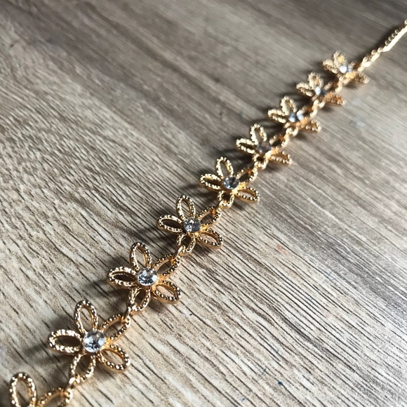 Jewelry - 🔵 Gold tone flower jeweled choker